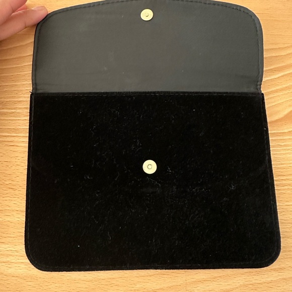 🎀Marc Jacobs Black Velvet Clutch with Gold Detail - Picture 3 of 5